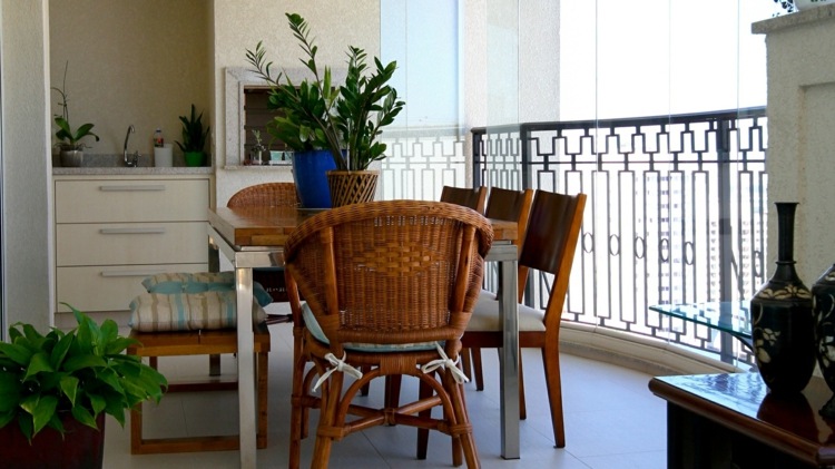aménagement-balcon-chaises-table-plantes-garde-corps